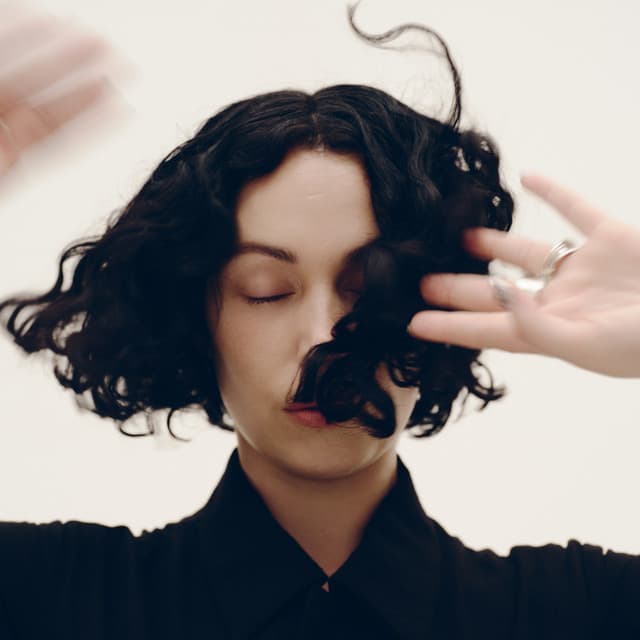 Foto do artista Kelly Lee Owens