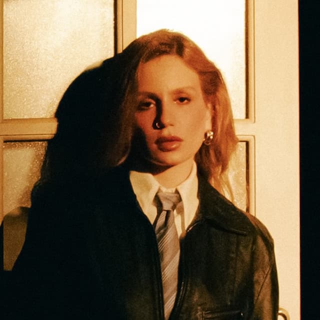 Foto do artista Carol Biazin