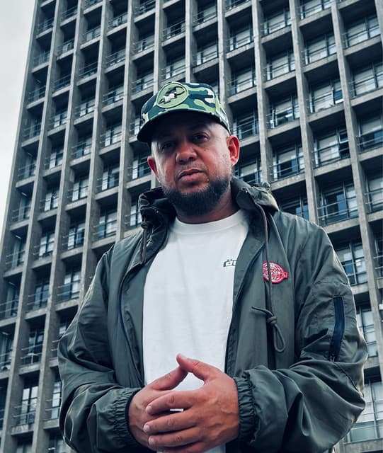 Foto do artista Arnaldo Tifu